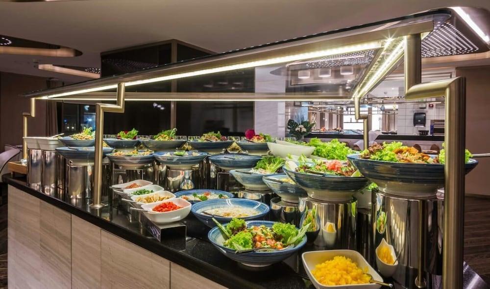 Narcissus Al Hamra Hotel Jeddah Exterior photo A salad bar