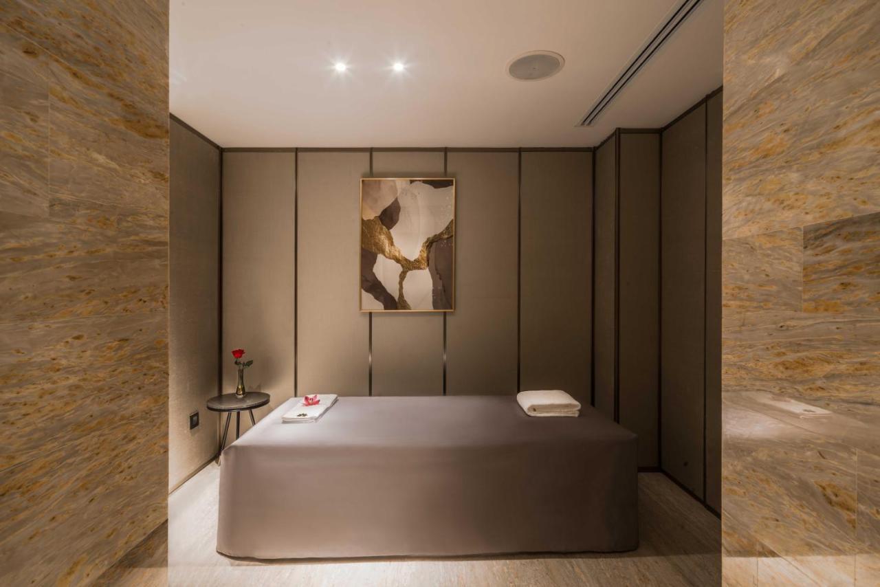 Narcissus Al Hamra Hotel Jeddah Exterior photo Treatment room at The Spa at The Landmark, Hong Kong
